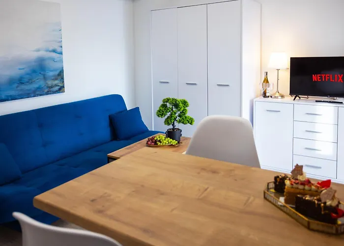 Aleja 69 Balcony شقة